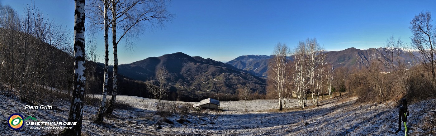 39 Pratoni con velo di neve alla Stalla del Galuf (Stalla Galuppi )- 900 m  con bella vista in Canto Alto e sulla conca di Zogno.jpg